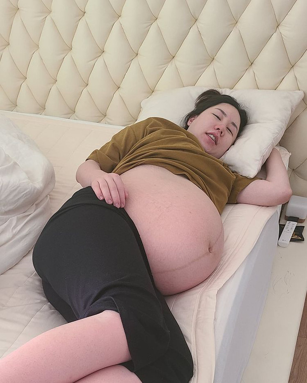 Nặng 104kg phải ngồi xe lăn vì mang thai sinh 3, nữ diễn viên Hàn gây bất ngờ với vóc dáng chỉ sau 1 tuần lâm bồn - Ảnh 2.