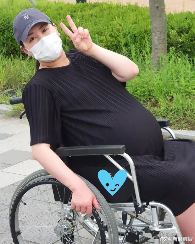 Nặng 104kg phải ngồi xe lăn vì mang thai sinh 3, nữ diễn viên Hàn gây bất ngờ với vóc dáng chỉ sau 1 tuần lâm bồn - Ảnh 4.