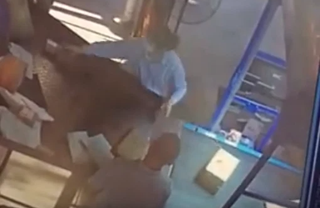 Đặt mua m&aacute;y đấm b&oacute;p tr&ecirc;n mạng, người phụ nữ nhận h&agrave;ng m&agrave; tức tr&agrave;o m&aacute;u v&igrave; d&ograve;ng chữ tr&ecirc;n bưu kiện, ấm ức đ&ograve;i kiện c&ocirc;ng ty chuyển ph&aacute;t - Ảnh 3.