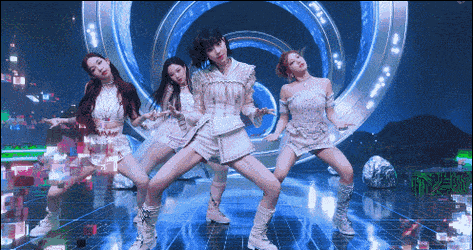 Xem aespa nhảy với đội h&igrave;nh đ&ocirc;ng đủ m&agrave; Knet đ&ograve;i đuổi nửa nh&oacute;m, mắng SM l&atilde;ng ph&iacute; t&agrave;i năng của những người c&ograve;n lại - Ảnh 2.