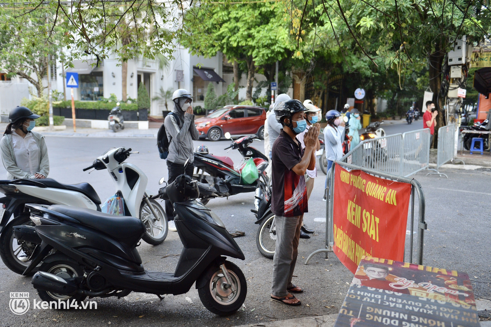 Hà Nội: Người dân lách qua hàng rào, đứng vái vọng ở Phủ Tây Hồ ngày mùng 1 - Ảnh 1.