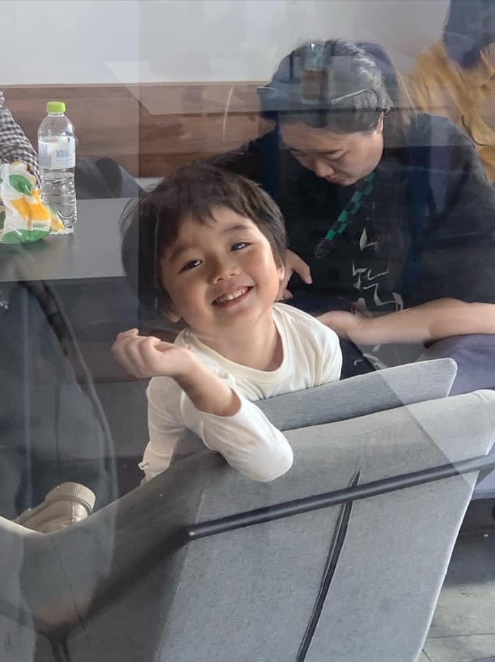 Tiểu Bảo bỏ Hạ ti&ecirc;n sinh đi theo ba mẹ mới to&agrave;n visual cực phẩm, tưởng ai xa lạ h&oacute;a ra l&agrave; anh trai Triệu Lộ Tư? - Ảnh 1.