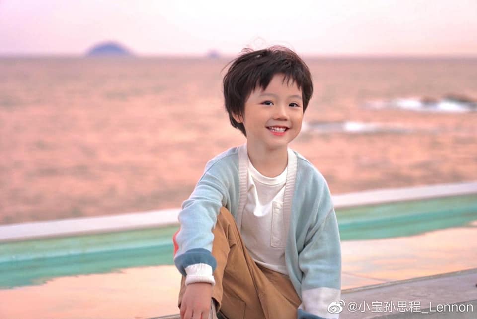 Tiểu Bảo bỏ Hạ ti&ecirc;n sinh đi theo ba mẹ mới to&agrave;n visual cực phẩm, tưởng ai xa lạ h&oacute;a ra l&agrave; anh trai Triệu Lộ Tư? - Ảnh 4.