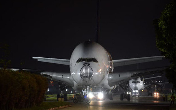 Hai gã khổng lồ Airbus A380 bị kéo đi xẻ thịt khi mới hơn 10 tuổi: Chuỗi ngày bi thảm của tượng đài bắt đầu? - Ảnh 1.