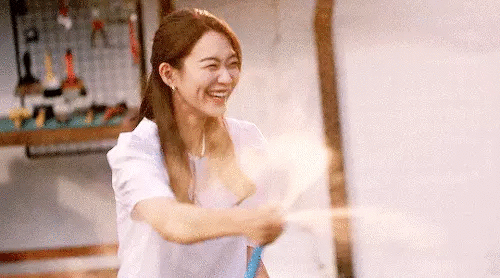 Hometown Cha-Cha-Cha tự dưng sến muốn xỉu, nh&igrave;n Shin Min Ah y&ecirc;u m&agrave; tưởng c&ocirc;ng ch&uacute;a bong b&oacute;ng tuổi 15 - Ảnh 8.