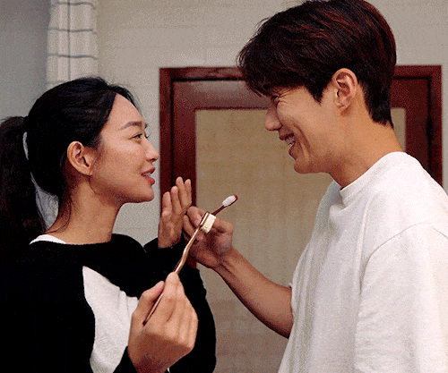 Hometown Cha-Cha-Cha tự dưng sến muốn xỉu, nh&igrave;n Shin Min Ah y&ecirc;u m&agrave; tưởng c&ocirc;ng ch&uacute;a bong b&oacute;ng tuổi 15 - Ảnh 6.