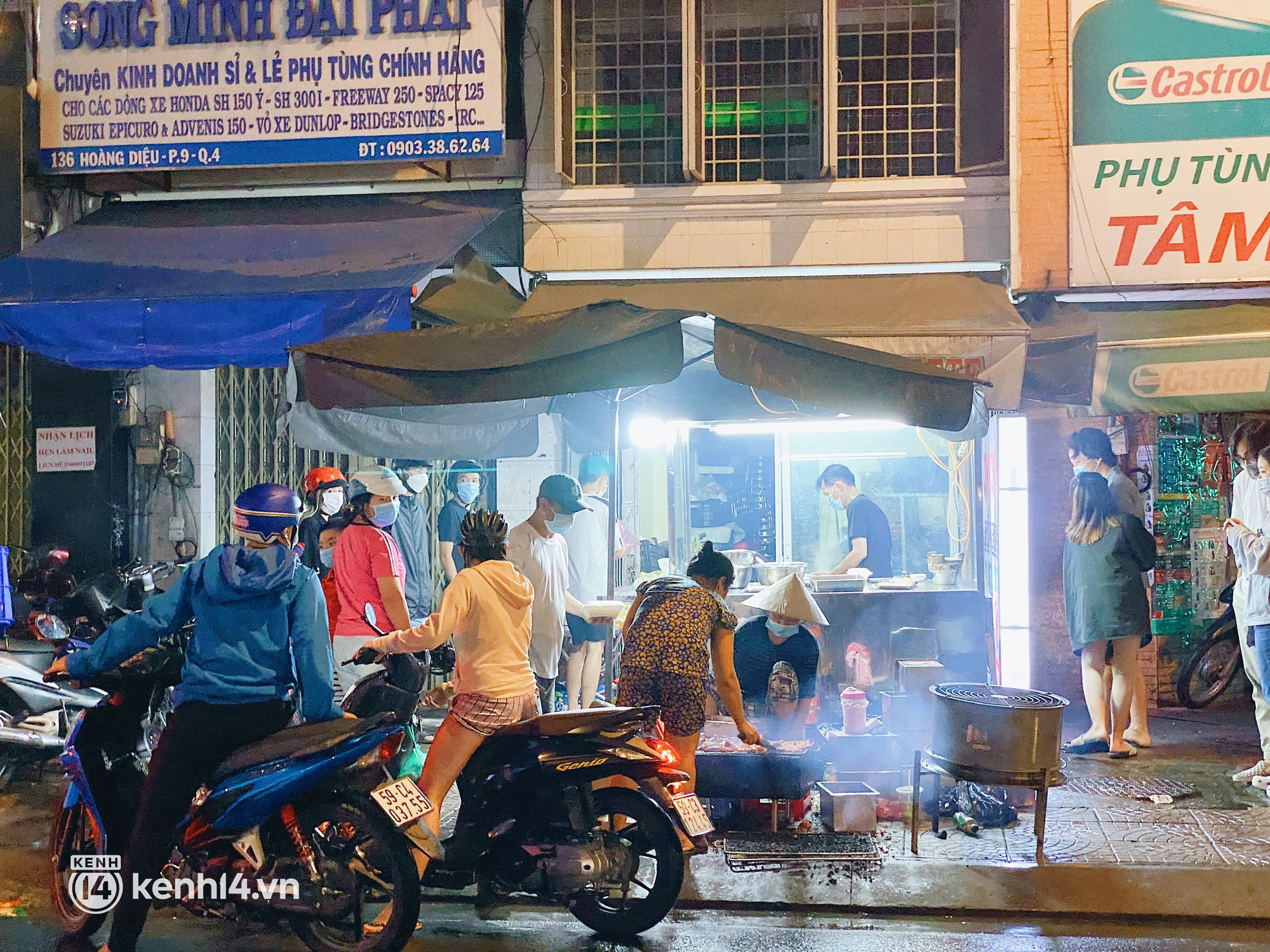 Sài Gòn ngay trước trận đấu Việt Nam - Trung Quốc: Người dân vội vã xếp hàng mua cơm tấm, háo hức về xem bóng đá - Ảnh 1.