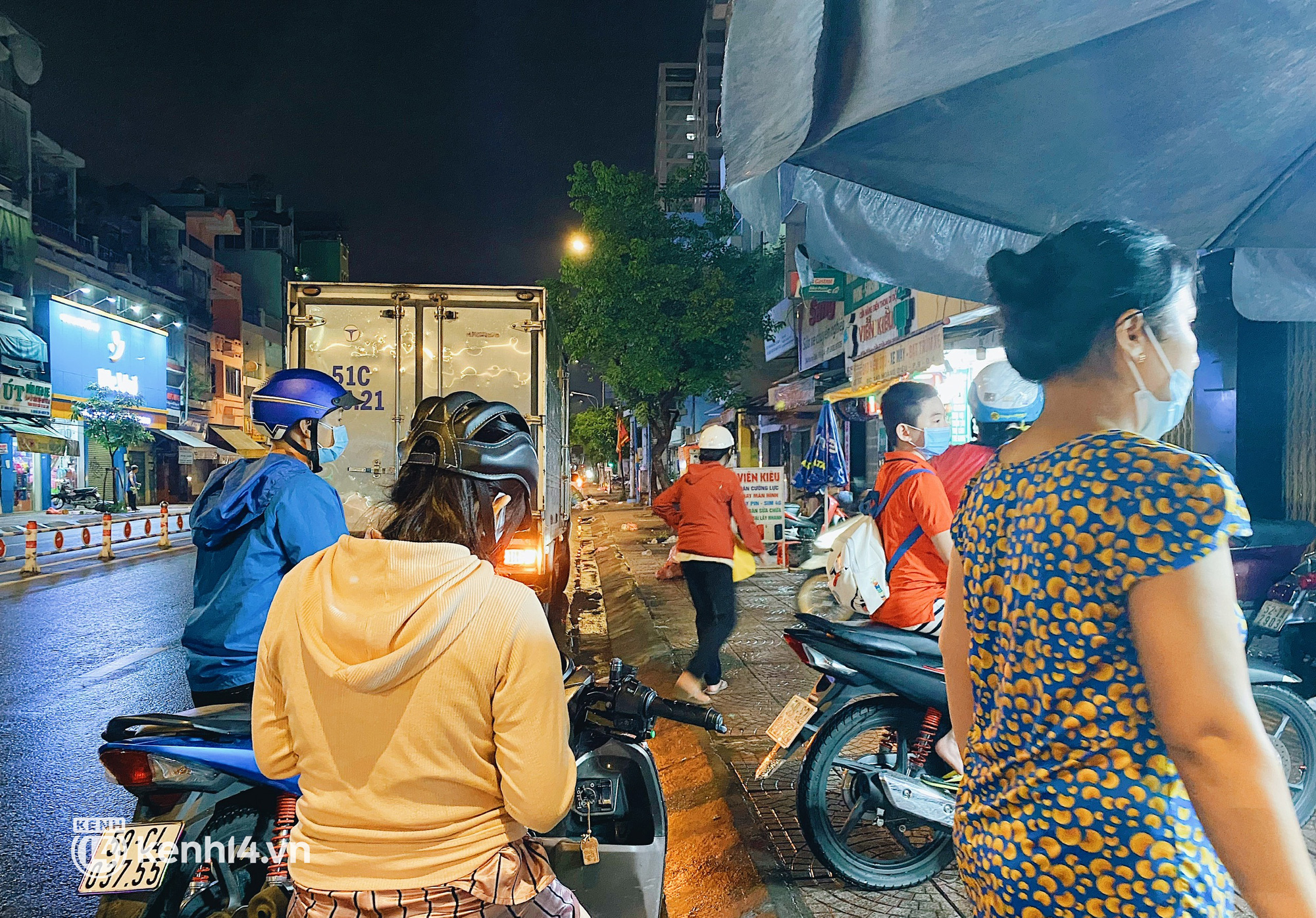 Sài Gòn ngay trước trận đấu Việt Nam - Trung Quốc: Người dân vội vã xếp hàng mua cơm tấm, háo hức về xem bóng đá - Ảnh 2.