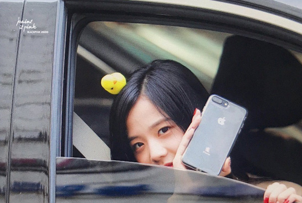 Jisoo là thành viên đầu tiên của BLACKPINK sở hữu iPhone 13, là màu hồng hay màu xanh mới? - Ảnh 2.