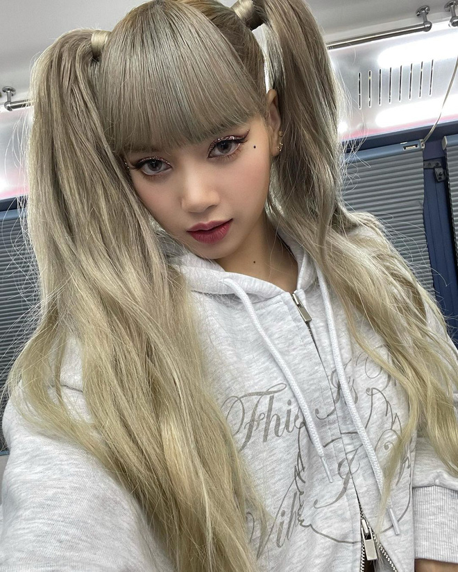 Lisa, YG, BLACKPINK: Lisa is an absolute sensation, and her style sets her apart from others. Her music group, BLACKPINK, is known for being at the forefront of the K-Pop revolution. With YG as their label, you can expect nothing but the best, and Lisa is sure to blow your mind!