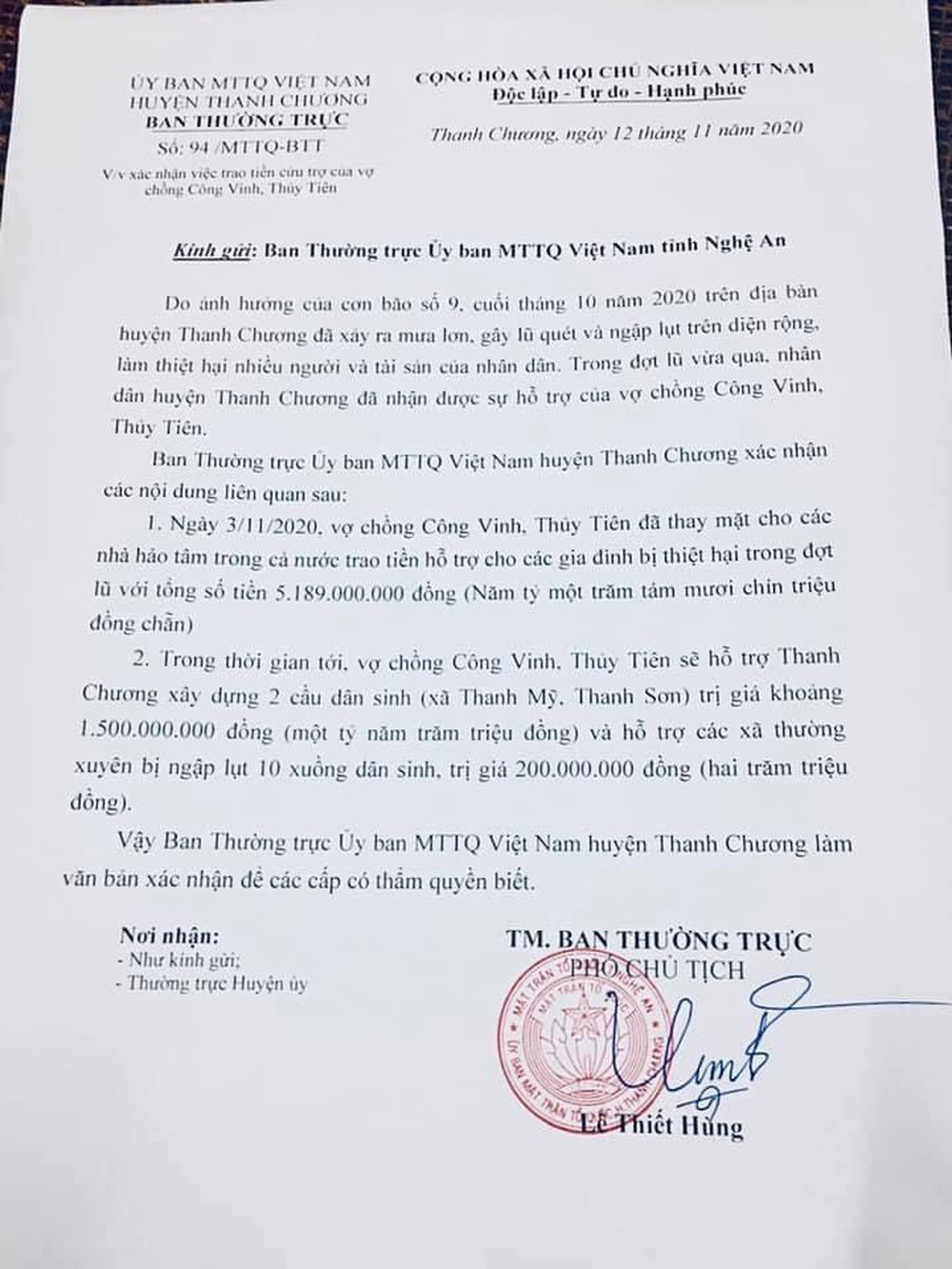  Vợ chồng Công Vinh - Thủy Tiên về Nghệ An cứu trợ lũ lụt: Trao mỗi gia đình từ 5-20 triệu đồng - Ảnh 5.