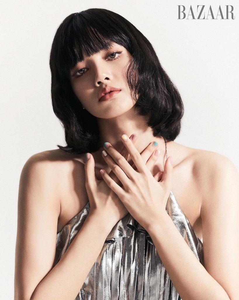Lisa tung ảnh tạp chí lạ quá lạ: Hết mặc yếm đến xẻ ngực sâu sexy xịt máu, ai ngờ bị netizen so với... tình cũ G-Dragon? - Ảnh 7.