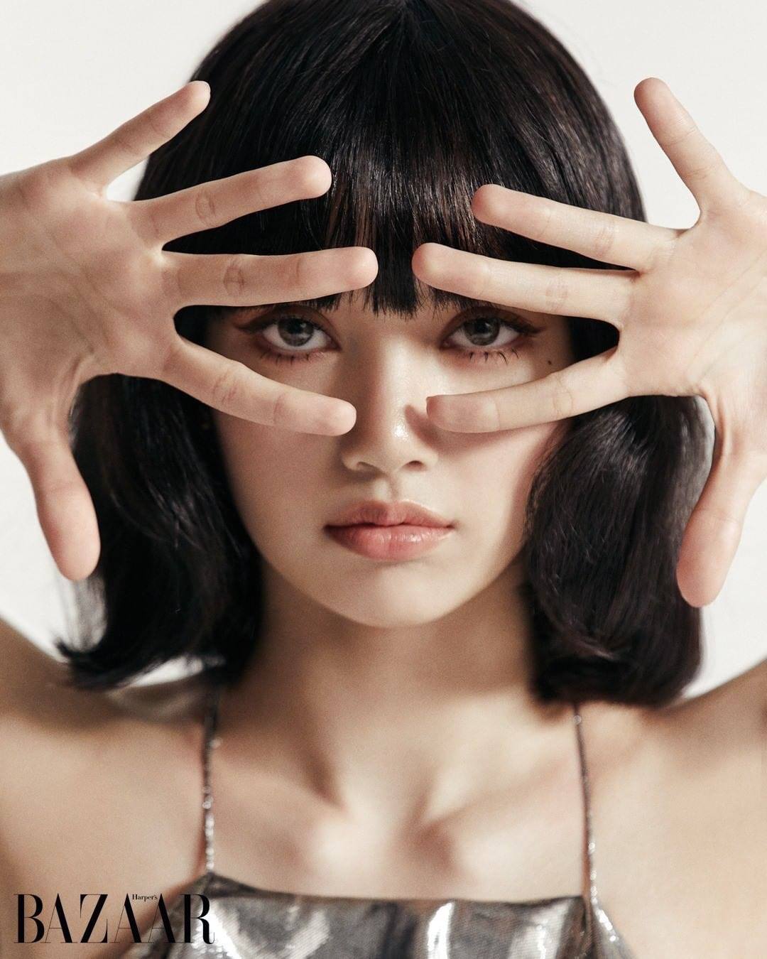 Lisa tung ảnh tạp chí lạ quá lạ: Hết mặc yếm đến xẻ ngực sâu sexy xịt máu, ai ngờ bị netizen so với... tình cũ G-Dragon? - Ảnh 5.