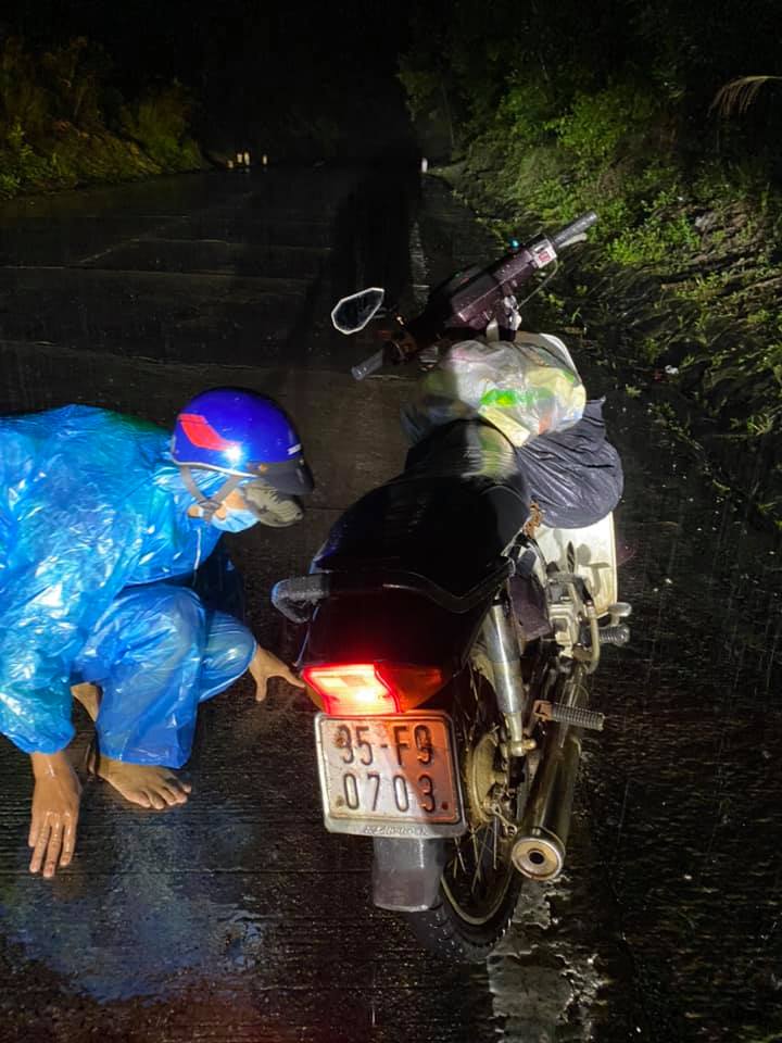 Nghẹn lòng cảnh hàng trăm người dân vượt qua dòng nước lũ chảy xiết để về quê - Ảnh 4.