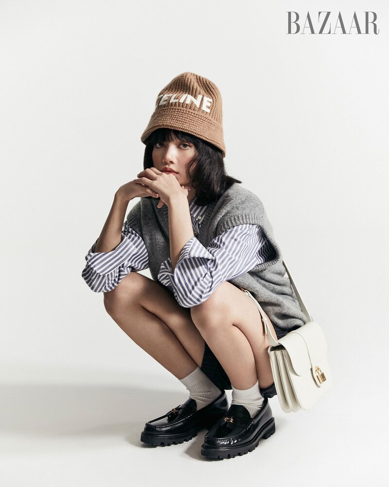 Lisa tung ảnh tạp chí lạ quá lạ: Hết mặc yếm đến xẻ ngực sâu sexy xịt máu, ai ngờ bị netizen so với... tình cũ G-Dragon? - Ảnh 10.