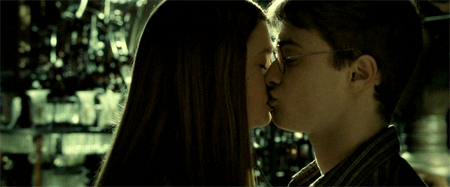 5 nụ hôn thô thiển kinh hoàng ở bom tấn Hollywood: Harry Potter có màn mút môi tụt cảm xúc cũng chưa biến thái bằng cái tên cuối! - Ảnh 2.