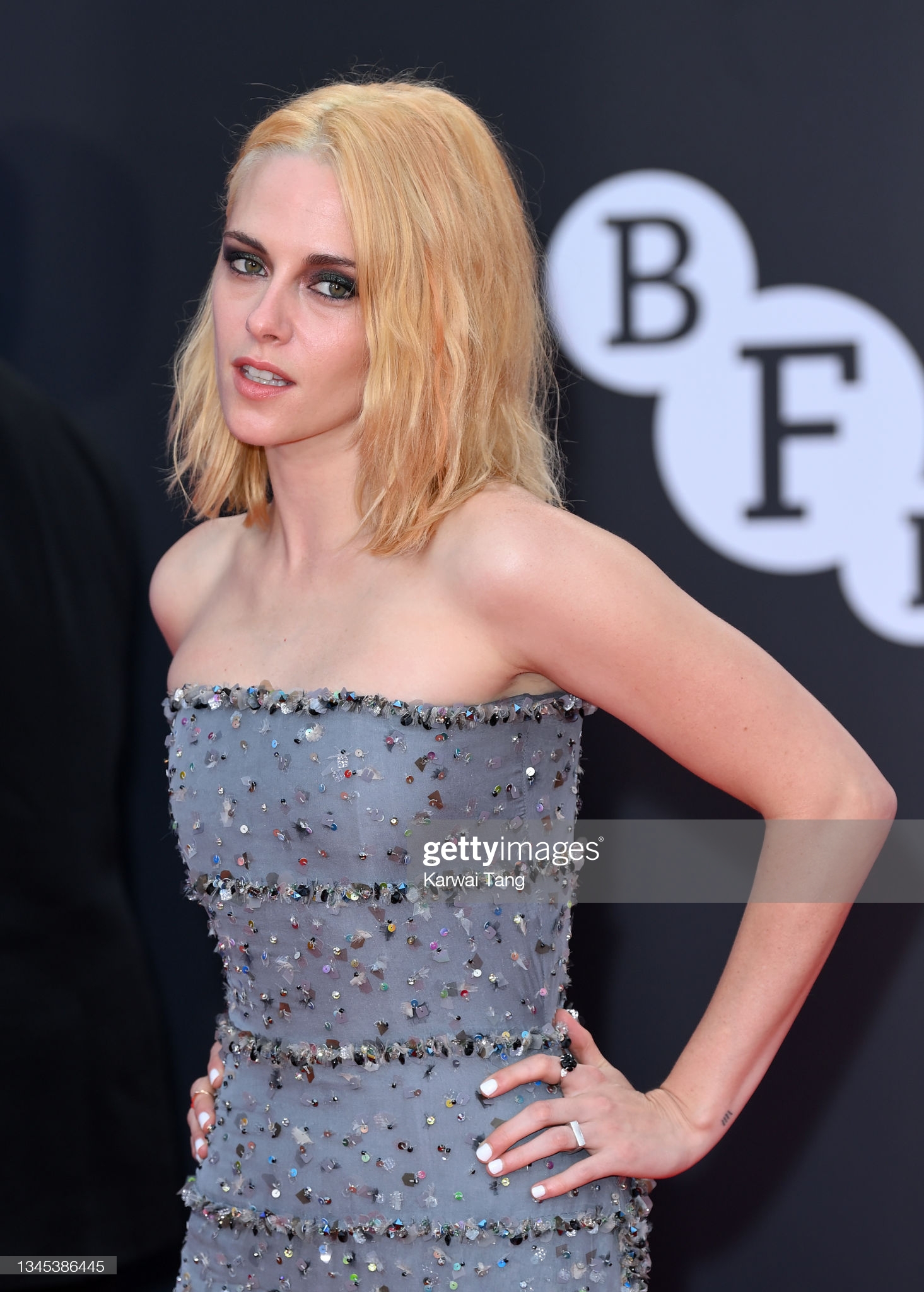 Kristen Stewart trở lại thời kỳ đỉnh cao: Visual sắc như ma cà rồng trên thảm đỏ, chấp cả tá khuyết điểm nhờ thay đổi 1 điều - Ảnh 5. Kristen Stewart trở lại thời kỳ đỉnh cao: Visual sắc như ma cà rồng trên thảm đỏ, chấp cả tá khuyết điểm nhờ thay đổi 1 điều - Ảnh 5.