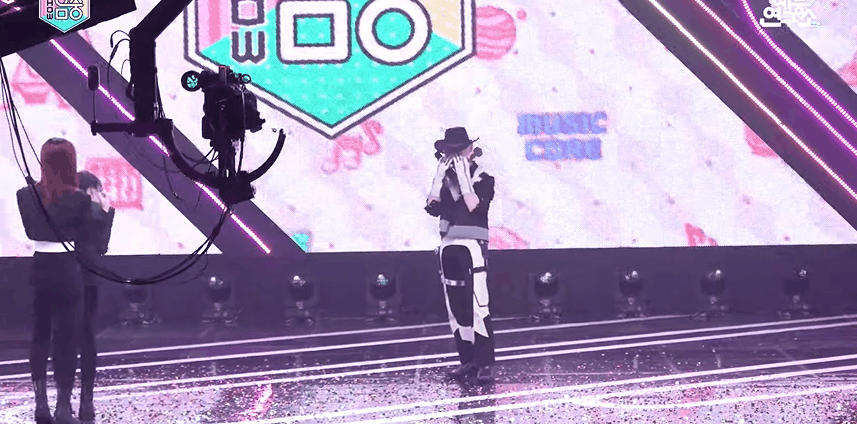 Nam idol 13 năm bật khóc từ sân khấu ra phố vì chiến thắng solo đầu tiên, fan nhìn vừa cười vừa thương - Ảnh 4.