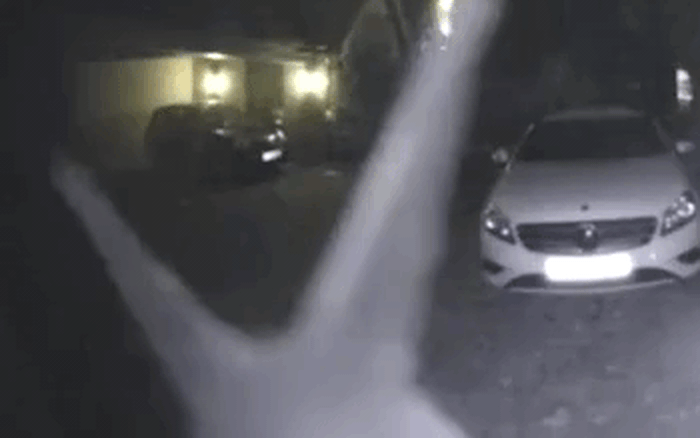 Đ&ecirc;m khuya nghe chu&ocirc;ng cửa k&ecirc;u li&ecirc;n hồi, người phụ nữ ra ng&oacute; xem ai đến rồi muốn xỉu với cảnh r&ugrave;ng rợn trước mắt - Ảnh 1.