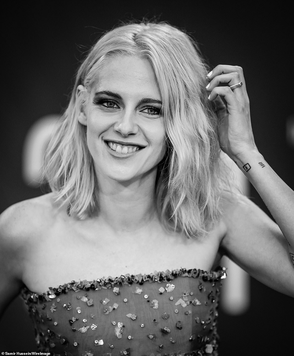 Kristen Stewart trở lại thời kỳ đỉnh cao: Visual sắc như ma cà rồng trên thảm đỏ, chấp cả tá khuyết điểm nhờ thay đổi 1 điều - Ảnh 13. Kristen Stewart trở lại thời kỳ đỉnh cao: Visual sắc như ma cà rồng trên thảm đỏ, chấp cả tá khuyết điểm nhờ thay đổi 1 điều - Ảnh 13.