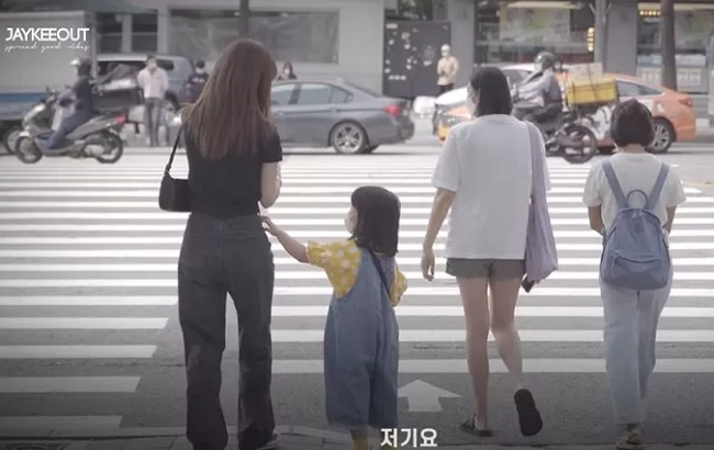 Câu chuyện bé gái 5 tuổi nhờ người lớn dẫn qua đường có gì mà viral khắp MXH Hàn, được dân tình bàn tán xôn xao? - Ảnh 1.