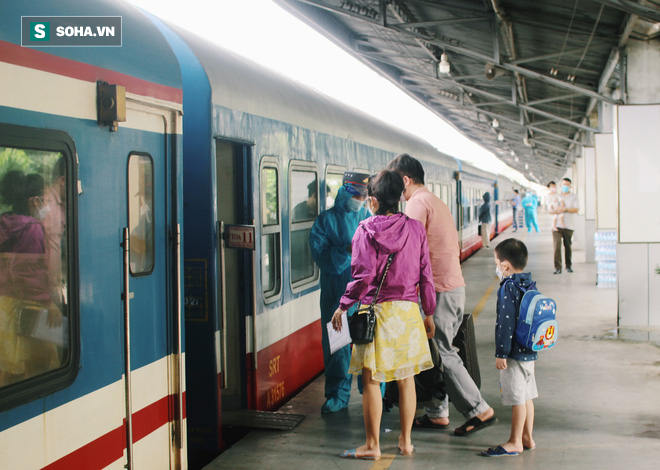 Em trai ôm ba lô tro cốt của anh lên tàu: Lần nào về quê anh ấy cũng đi cùng tôi, giờ thì chẳng còn nữa... - Ảnh 6.