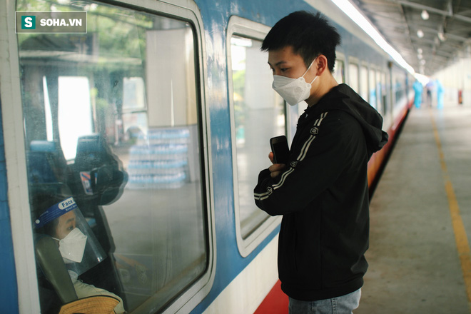 Em trai &ocirc;m ba l&ocirc; tro cốt của anh l&ecirc;n t&agrave;u: Lần n&agrave;o về qu&ecirc; anh ấy cũng đi c&ugrave;ng t&ocirc;i, giờ th&igrave; chẳng c&ograve;n nữa... - Ảnh 9.