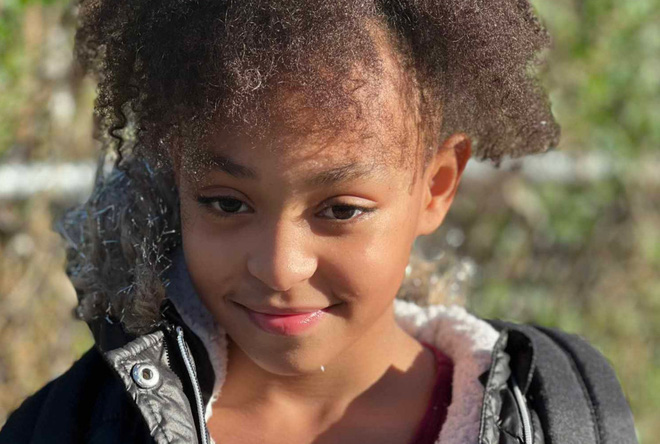 Bé gái 9 tuổi cứu cả gia đình nhờ dùng iPhone và khuôn mặt của người bố để gọi cấp cứu - Ảnh 1.