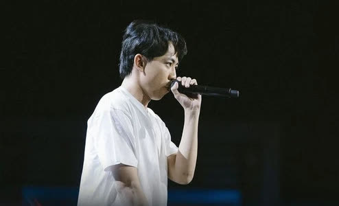 Bị loại nhưng vẫn xuất hiện dày đặc trên fanpage Rap Việt, netizen đồn đoán nam rapper này được hồi sinh trở lại team Binz - Ảnh 2.