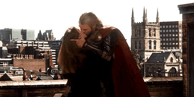 Được chọn gái trẻ để hôn trên phim, nam thần Thor nói 1 câu mà mát lòng cô vợ, netizen cũng tấm tắc: Anh chồng lý tưởng là đây! - Ảnh 1.