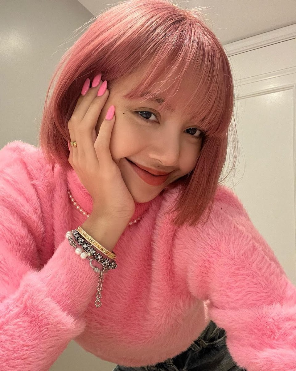 Lisa BlackPink vốn đã nổi tiếng với phong cách tóc xòe đầy ấn tượng, nhưng lần này cô nàng đã thử nghiệm với tóc hồng. Bức ảnh này chắc chắn sẽ khiến bạn cảm thấy thích thú và muốn tìm hiểu thêm về phong cách mới này của Lisa.