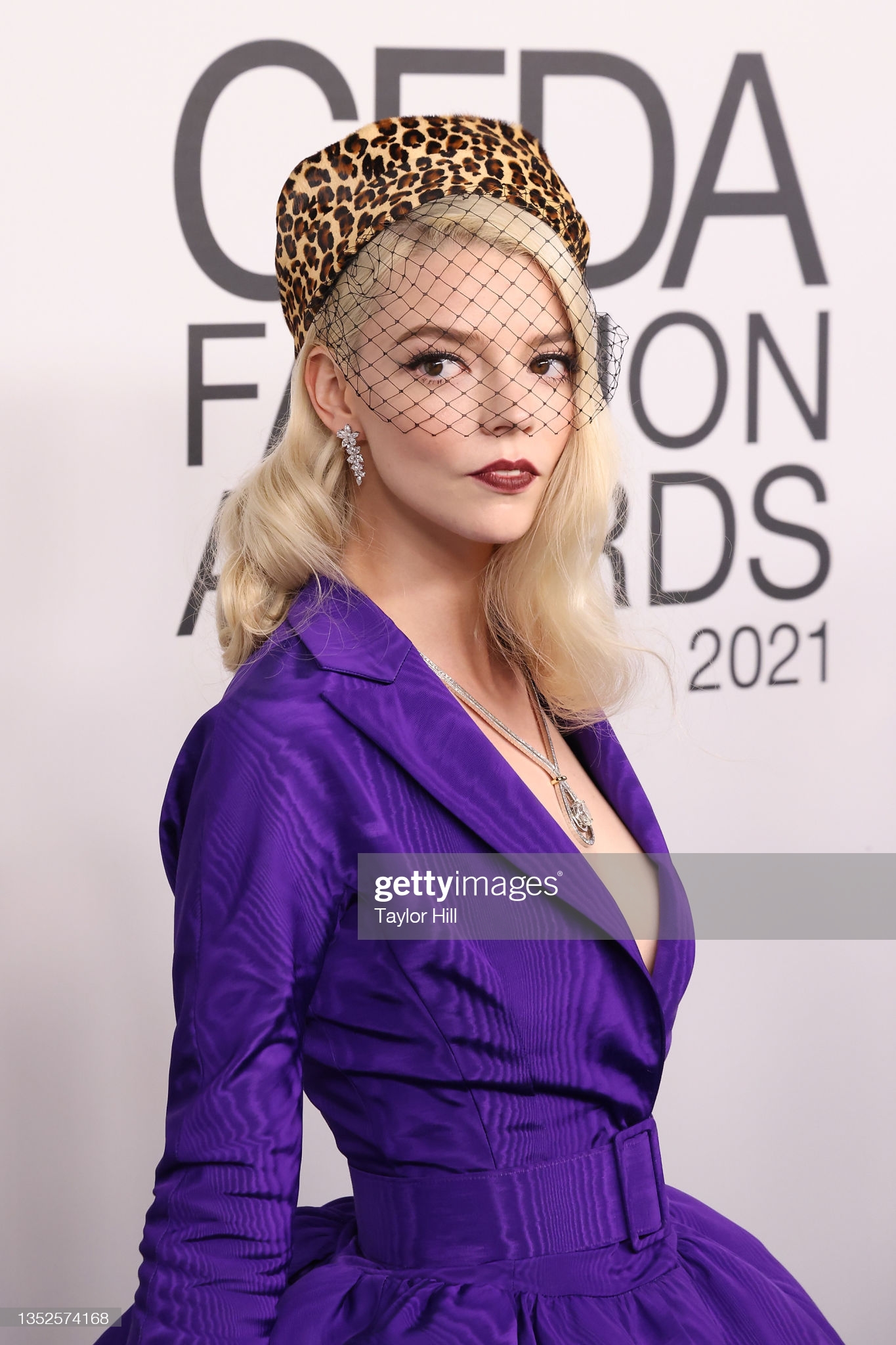 Zoom cận bóc trần nhan sắc mỹ nhân ở thảm đỏ CFDA: Anya Taylor-Joy và Zendaya đẹp điên lên, da nữ chính Squid Game đỉnh quá đáng - Ảnh 7.