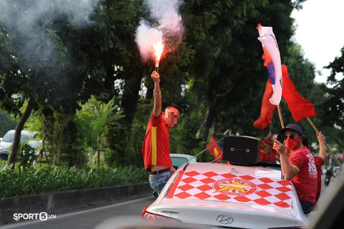 CĐV đốt pháo sáng trên đường, nô nức đến sân Mỹ Đình cổ vũ ĐT Việt Nam đấu ĐT Nhật Bản - Ảnh 4.