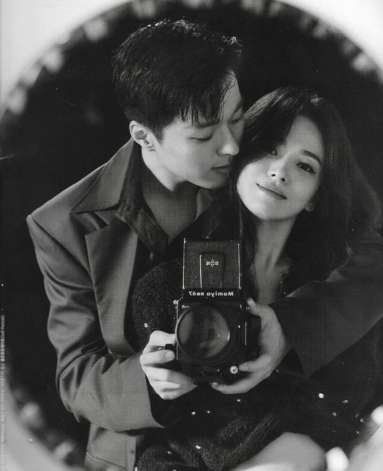 Full không che bộ ảnh mới của Song Hye Kyo và tình mới kém 11 tuổi: Hết ôm, hôn đến thân mật thế này thì yêu nhau luôn đi! - Ảnh 2.