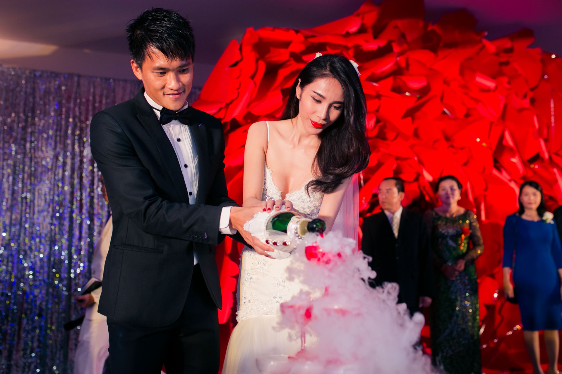 10 năm lên chức cô dâu của Thuỷ Tiên: Dạm ngõ thì bận áo dài “sương sương” nhưng đám cưới chơi hẳn 4 chiếc váy tiền tỷ khỏi lo đụng hàng - Ảnh 10.
