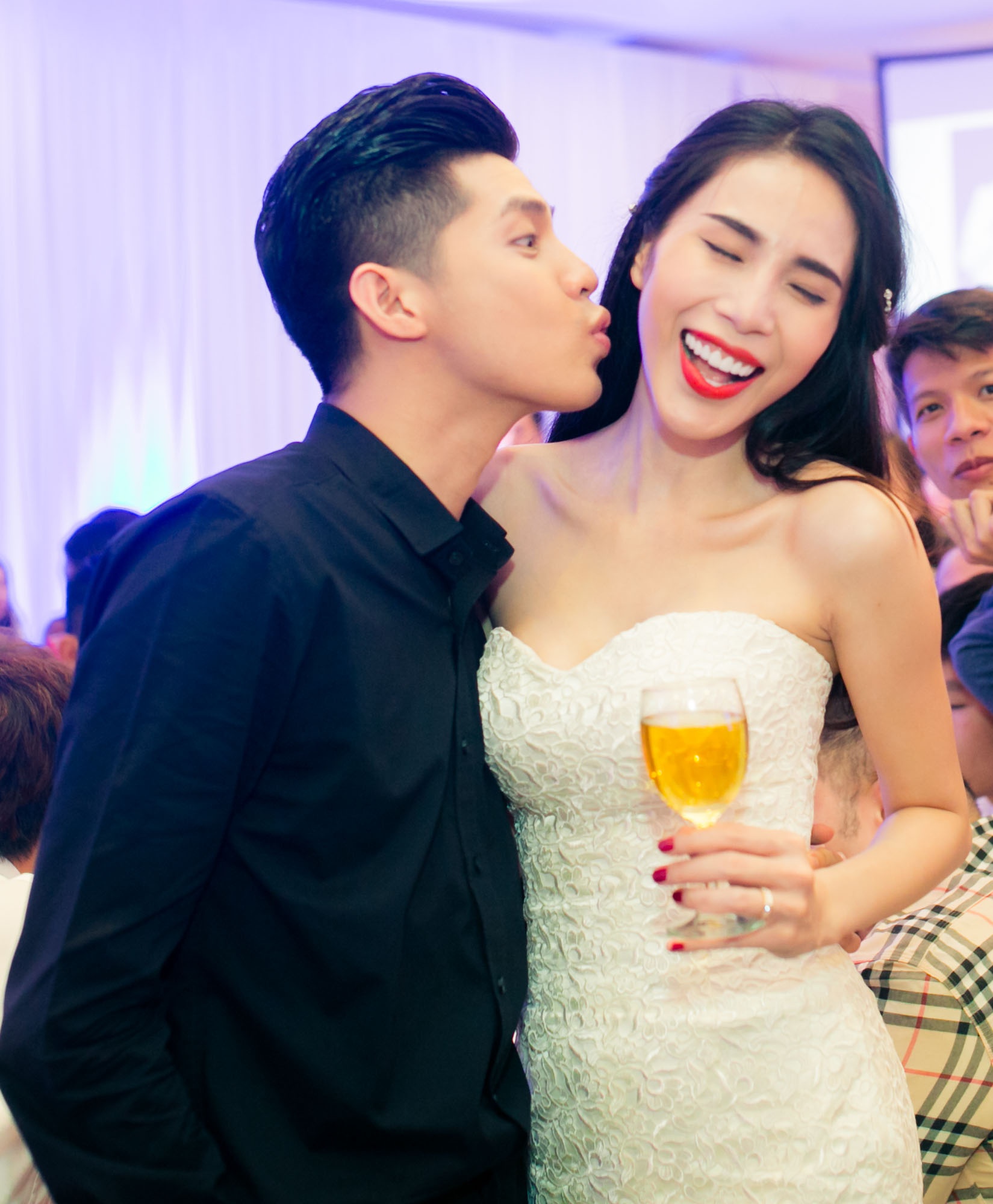 10 năm lên chức cô dâu của Thuỷ Tiên: Dạm ngõ thì bận áo dài “sương sương” nhưng đám cưới chơi hẳn 4 chiếc váy tiền tỷ khỏi lo đụng hàng - Ảnh 13.