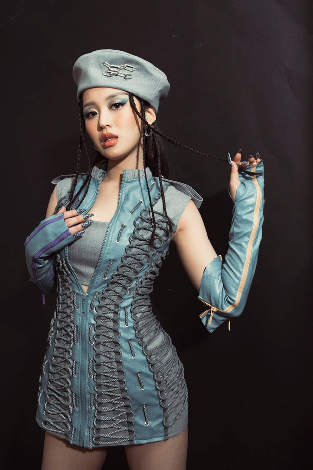 Han Sara vẫn chưa chừa ăn mặc phản cảm dù đã có nhiều tấm gương đàn chị bị xử phạt te tua trước đó - Ảnh 2.