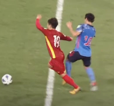 Quang Hải đau đớn sau pha va chạm với Minamino Takumi - Ảnh 1.