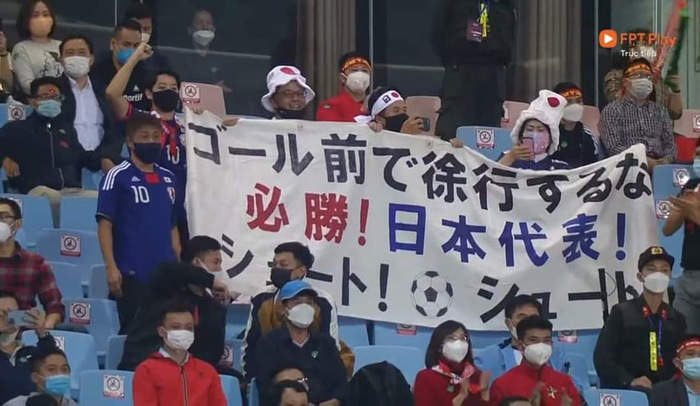 Hàng công kém cỏi, fan Nhật Bản mang cả băng rôn vào sân Mỹ Đình để bày tỏ nỗi thất vọng - Ảnh 2.