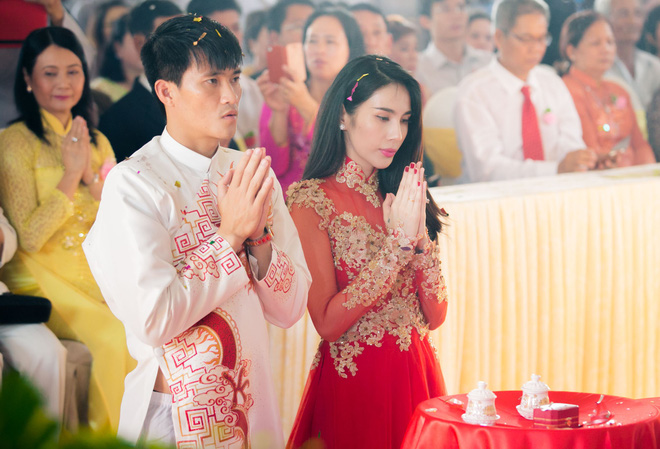 10 năm lên chức cô dâu của Thuỷ Tiên: Dạm ngõ thì bận áo dài “sương sương” nhưng đám cưới chơi hẳn 4 chiếc váy tiền tỷ khỏi lo đụng hàng - Ảnh 4.