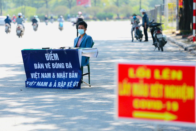 D&acirc;n phe k&ecirc; b&agrave;n b&aacute;n v&eacute; ngay s&acirc;n Mỹ Đ&igrave;nh vẫn vắng người mua - Ảnh 4.
