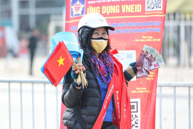 D&acirc;n phe k&ecirc; b&agrave;n b&aacute;n v&eacute; ngay s&acirc;n Mỹ Đ&igrave;nh vẫn vắng người mua - Ảnh 9.