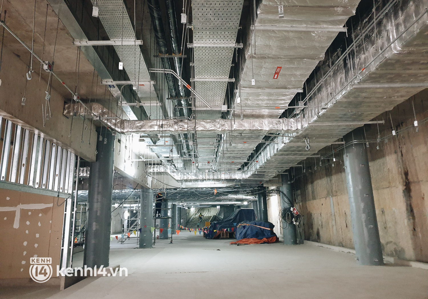 Chùm ảnh: Nhà ga trung tâm Bến Thành tuyến Metro ở Sài Gòn đã dần lộ diện sau 6 năm thi công - Ảnh 8. Chùm ảnh: Nhà ga trung tâm Bến Thành tuyến Metro ở Sài Gòn đã dần lộ diện sau 6 năm thi công - Ảnh 8.