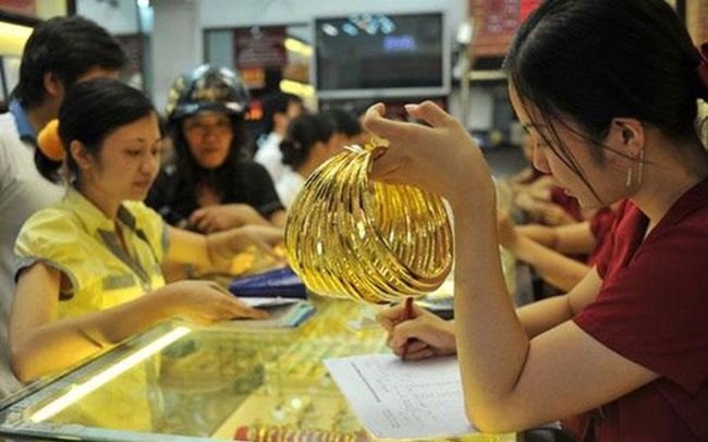 Vàng trong nước tiếp tục tăng mạnh, giữ vàng từ đầu năm đến nay lãi bao nhiêu? - Ảnh 1.