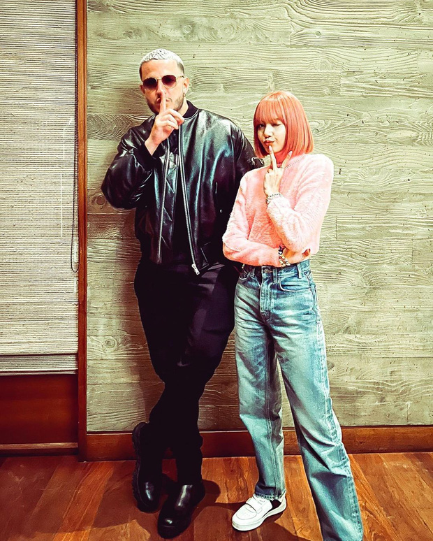 Clip: Tóm gọn Lisa đi vào bar là quẩy nhiệt cỡ này luôn, còn đứng chà đĩa rồi ôm hôn DJ Snake bạo dạn lắm! - Ảnh 1. Clip: Tóm gọn Lisa đi vào bar là quẩy nhiệt cỡ này luôn, còn đứng chà đĩa rồi ôm hôn DJ Snake bạo dạn lắm! - Ảnh 1.