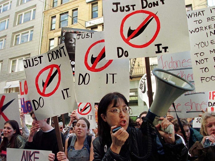 Quá khứ đen tối của Nike: Kiếm tiền trên lưng của công nhân giá rẻ châu Á, thu lợi khủng nhưng trả công rẻ mạt đến khó tin - Ảnh 5. Quá khứ đen tối của Nike: Kiếm tiền trên lưng của công nhân giá rẻ châu Á, thu lợi khủng nhưng trả công rẻ mạt đến khó tin - Ảnh 5.