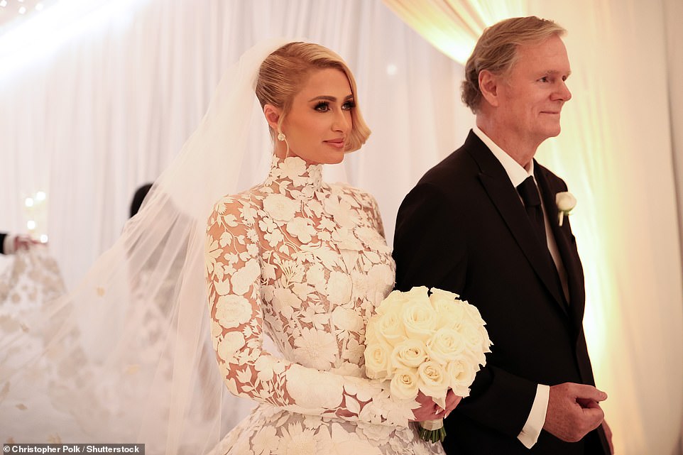 Siêu đám cưới Paris Hilton: Cô dâu thay 4 bộ váy lồng lộn, Kim Kardashian và dàn khách mời hạng A chặt chém xôi thịt ở khu đất 1300 tỷ - Ảnh 2.