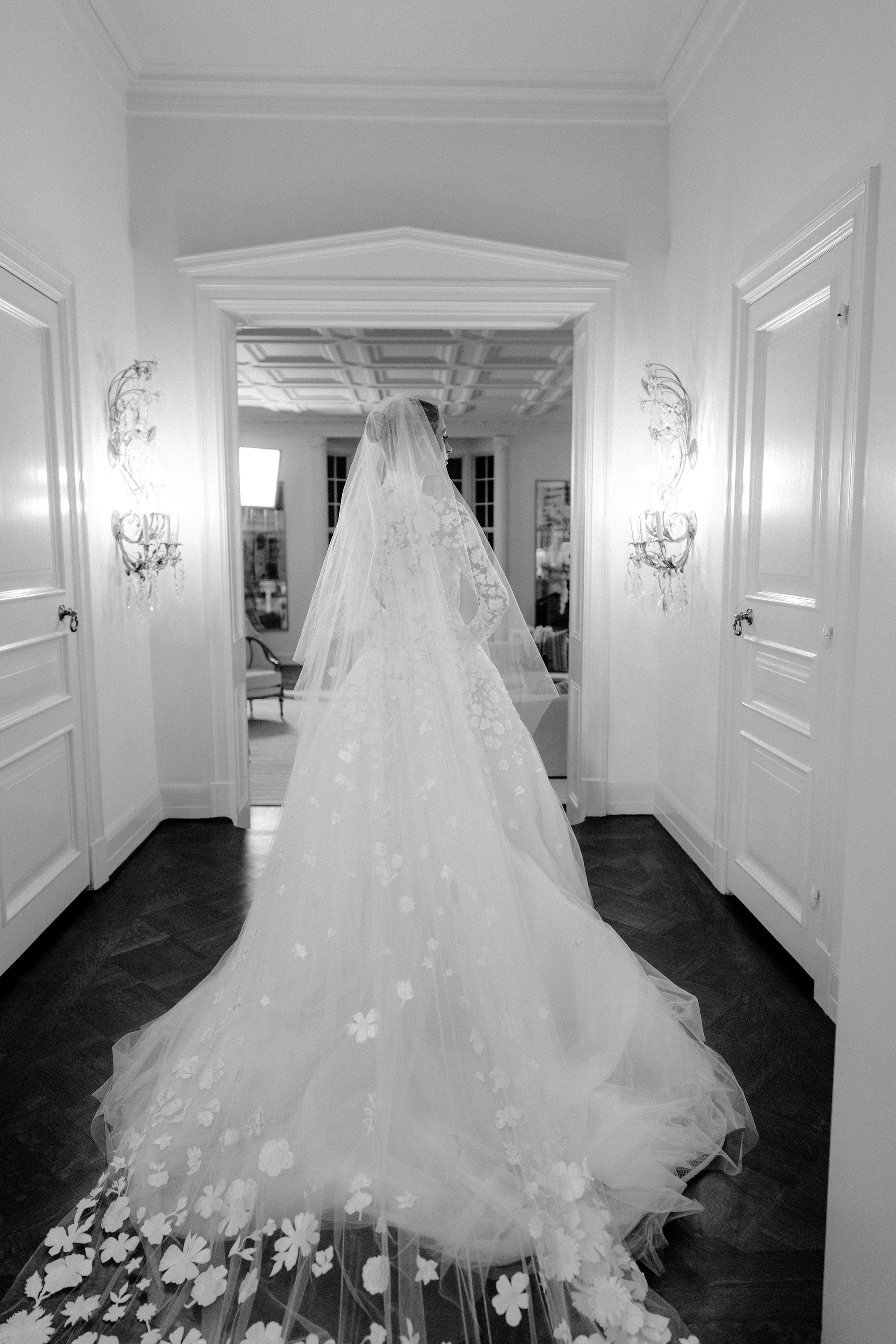 Cận cảnh 4 bộ váy cưới xa hoa trong hôn lễ Paris Hilton: Chỉ có duy nhất 1 bộ là kín đáo, còn lại đều theo style căng cực - Ảnh 3.