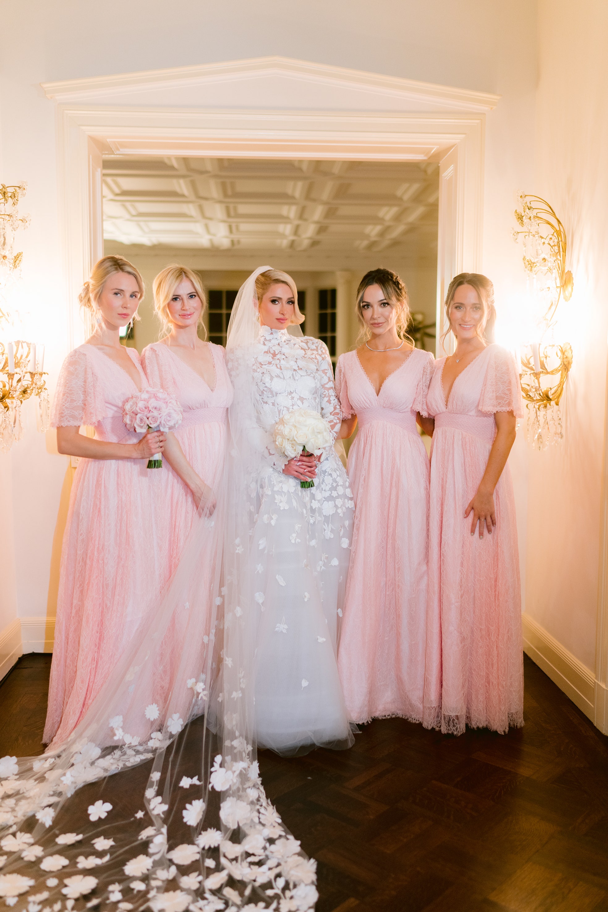 Cận cảnh 4 bộ váy cưới xa hoa trong hôn lễ Paris Hilton: Chỉ có duy nhất 1 bộ là kín đáo, còn lại đều theo style căng cực - Ảnh 7.