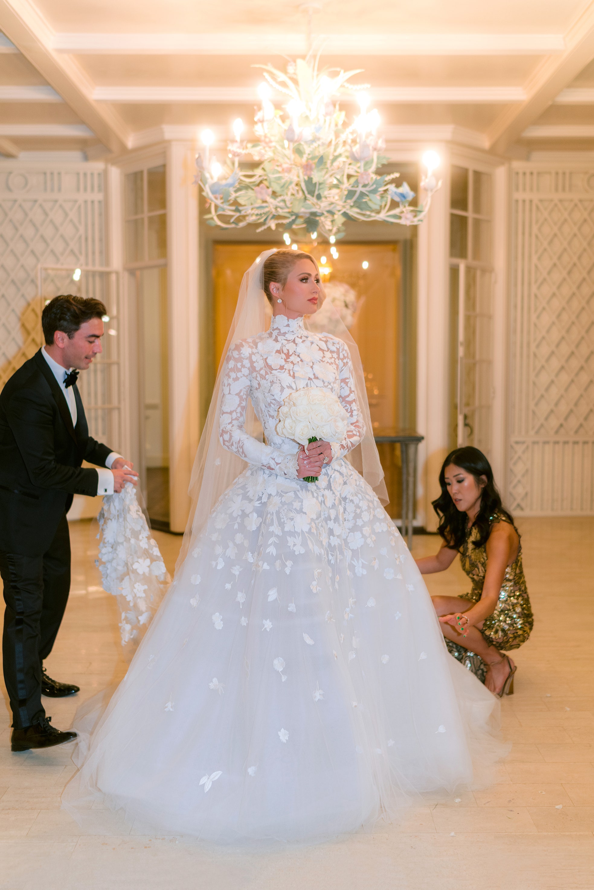 Cận cảnh 4 bộ váy cưới xa hoa trong hôn lễ Paris Hilton: Chỉ có duy nhất 1 bộ là kín đáo, còn lại đều theo style căng cực - Ảnh 6.